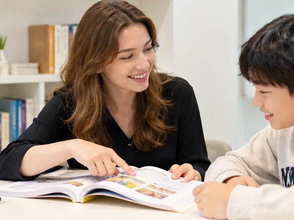 외국인 선생님과 학생이 영어회화를 연습하는 1:1 수업 장면