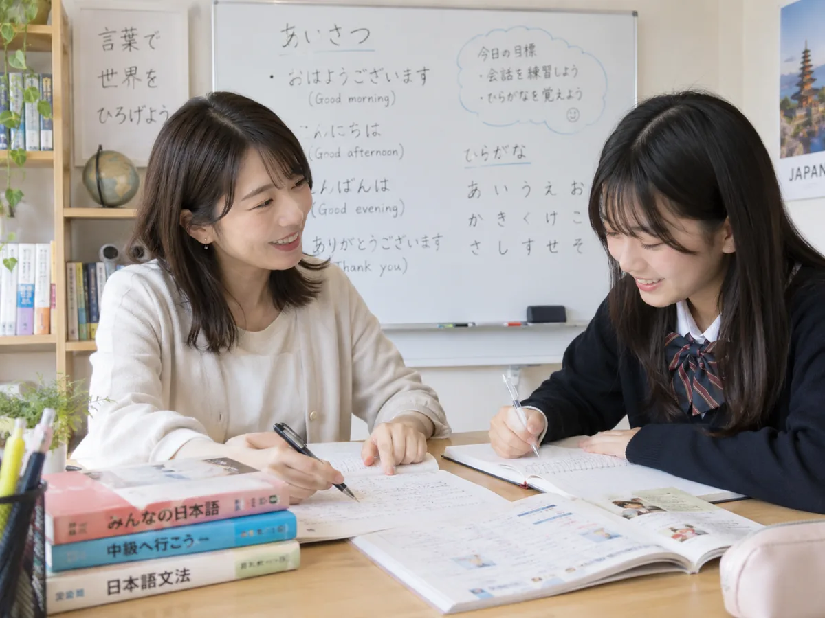 일본어 선생님과 학생이 일본어회화를 연습하는 맞춤 수업 장면